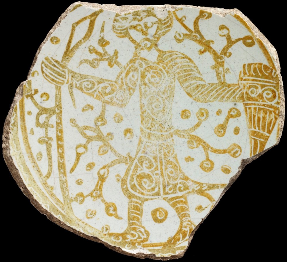 На цьому Фатимідському блюді X-XI ст. зображено воїна з каплевидним щитом ймовірно вірменина. Знахідку